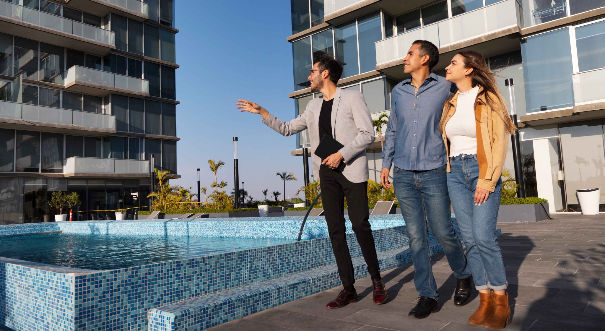 Asesor inmobiliario presentando una oportunidad de inversión